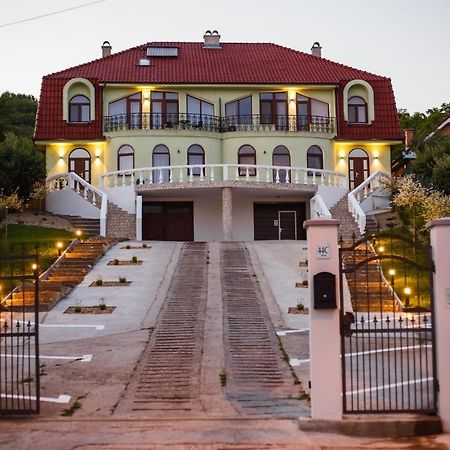 Rya Residence Орадеа Екстериор снимка
