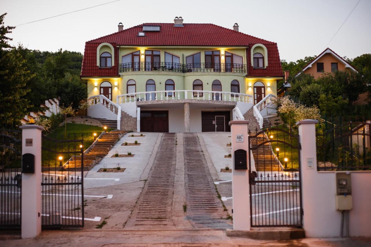 Rya Residence Орадеа Екстериор снимка